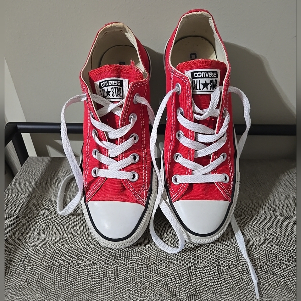 Converse Unisex Red Low Top Canvas Sneakers with White Laces Women 6 Men 4
